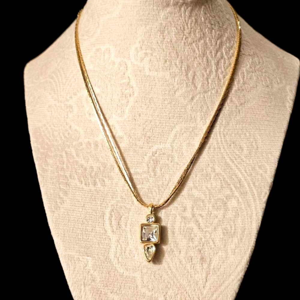 Elegant Gold Necklace with Crystal Pendant N2P37